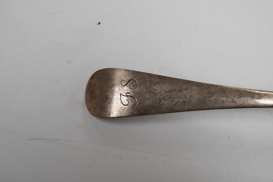 A George V silver cake server by Asprey & Co, London, 1914, 22.7cm, 96 grams.